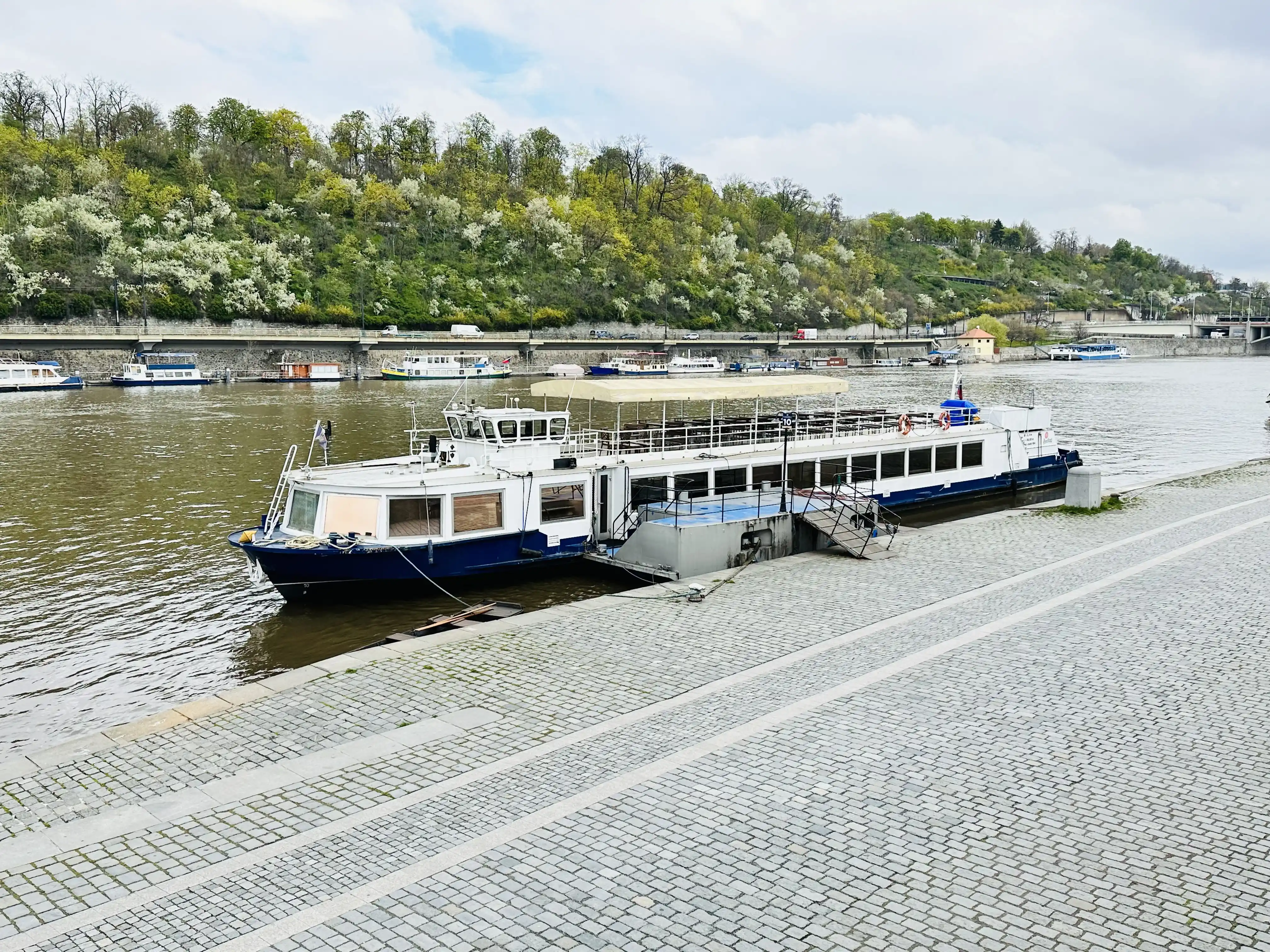 prague beer boat